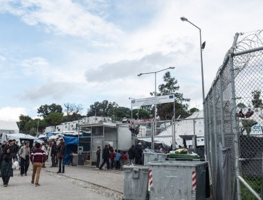 Λέσβος: Αποχώρησαν και οι τελευταίοι μετανάστες από τα γραφεία του ΣΥΡΙΖΑ
